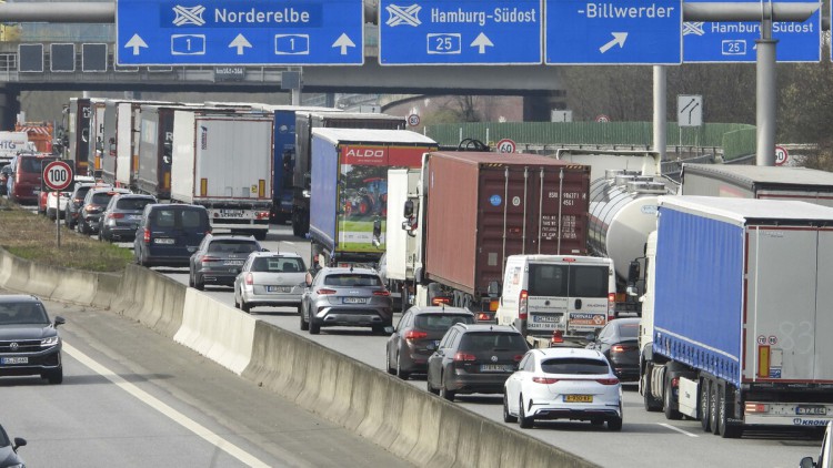 LKW und  PKW stehen im Stau Richtung Hamburg 