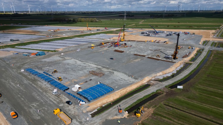 Blick einer Drohne auf die Baustelle der Northvolt Drei Gigafactory