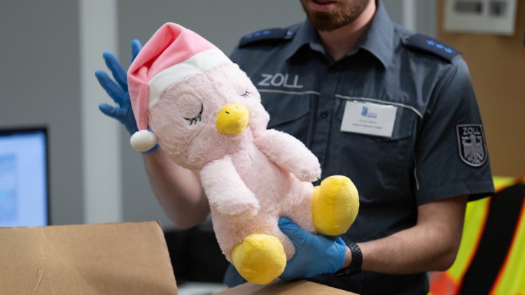 Zoll kontrolliert Plüschtier