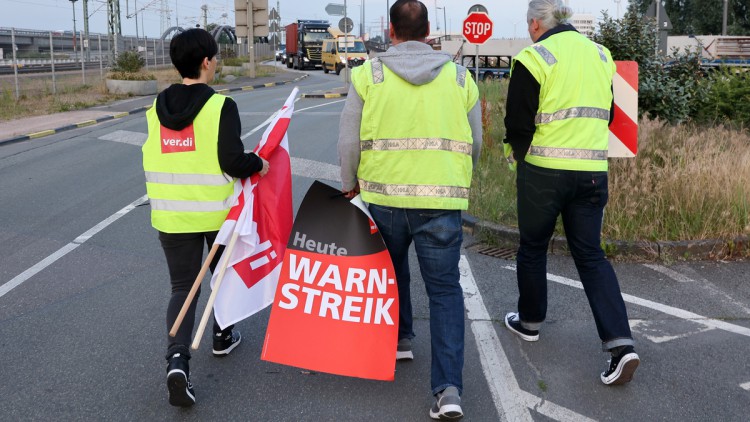 Streikende tragen am Container Terminal Burchardkai (CTB) im Hamburger Hafen während eines Warnstreik Plakate mit der Aufschrift: "Heute Warnstreik"