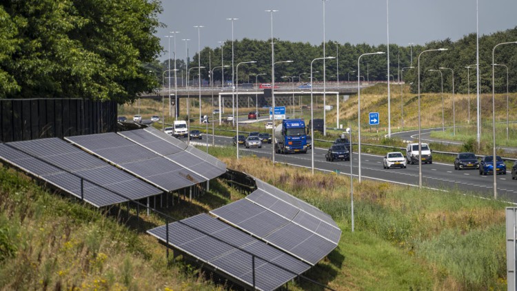 Autobahn A58, an den Hängen seitlich der Fahrbahn wurden Photovoltaik Anlagen montiert, Nutzung der Flächen entlang der Straßen als Solarpark 