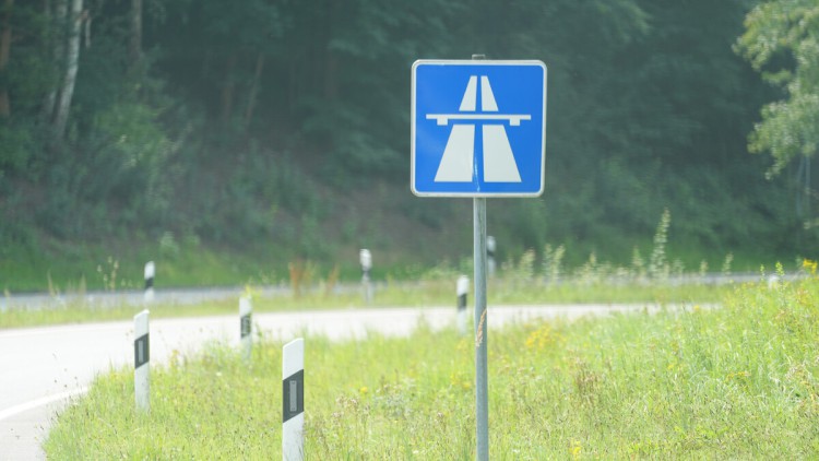 Ein Autobahn-Hinweisschild steht an einer Autobahnauffahrt