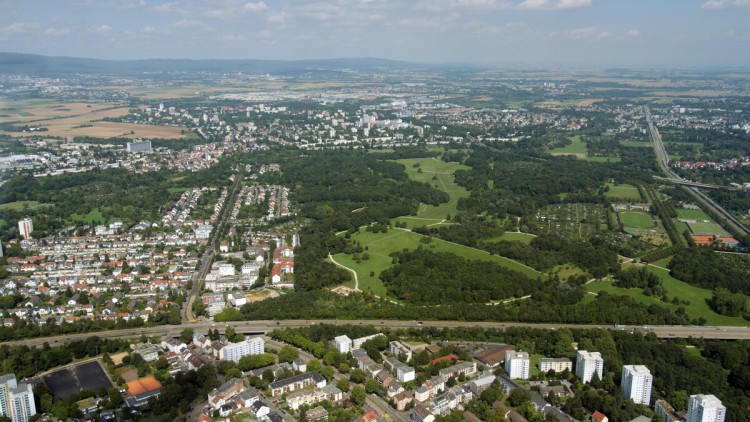 Luftaufnahme des Frankurter Nordwestens mit der A66 im Vordergrund, dahinter der Niddapark und Hausen