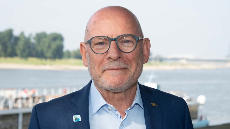 Winfried Hermann, (Buendnis 90/die Gruenen, Bündnis 90/die Grünen), der Verkehrsminister von Baden-Württemberg, lächelt vor dem Rhein bei der Länderkonferenz Rhein am 30.08.2024 in die Kamera