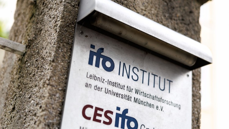 Der Schriftzug ifo Institut - Leibniz-Institut für Wirtschaftsforschung an der Universität München e. V. ist am 15.10.2024 an einem Schild vor dem Hauptsitz der Forschungseinrichtung in München (Bayern) zu sehen.