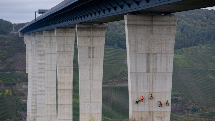 Industriekletterer haben sich an einem Brückenpfeiler der Hochmoselbrücke bei Zeltingen-Rachtig abgeseilt um Risse im Beton zu finden und zu dokumentieren.