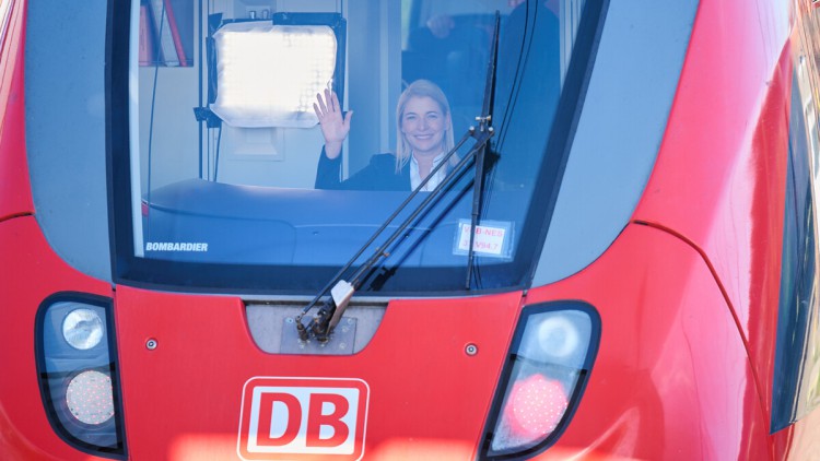 Evelyn Palla, Bahn-Regionalverkehrsvorständin, sitzt in einem Triebkopf eines Regionalzugs. Palla hat den Lokführerschein absolviert