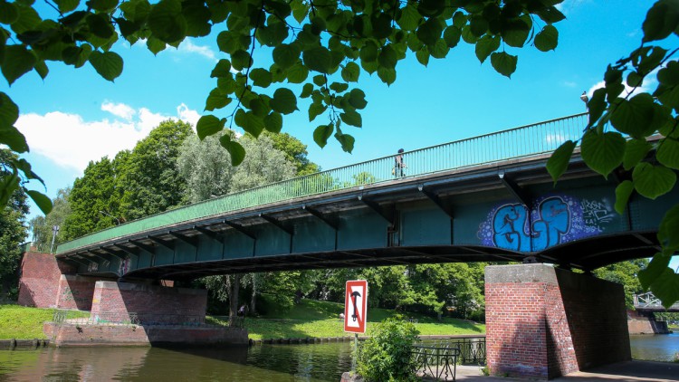 Blick auf die Rehderbrücke in Lübeck unter einem blauen Himmel