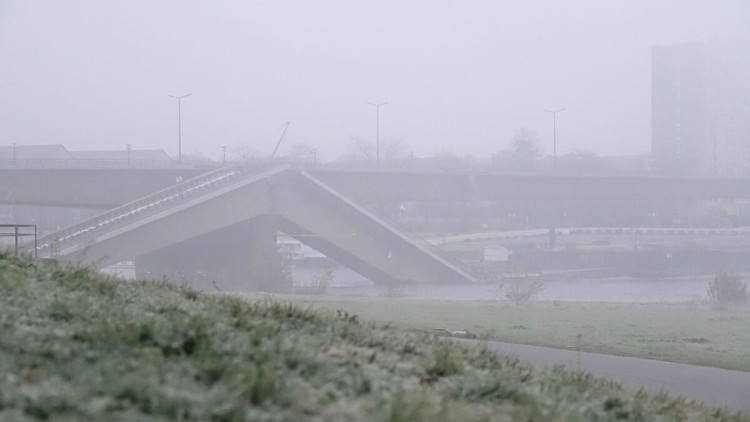 Teilweise eingestürzte Carolabrücke im Nebel Dresdens