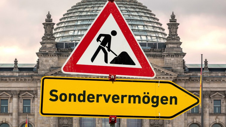 Symbolisches Gefahrzeichen-Schild mit dem Piktogramm eines Bauarbeiters über einem gelben Wegweiser nach rechts mit der Aufschrift "Sondervermögen", vor vor dem Berliner Reichstagsgebaeude an einem trüben Tag. 