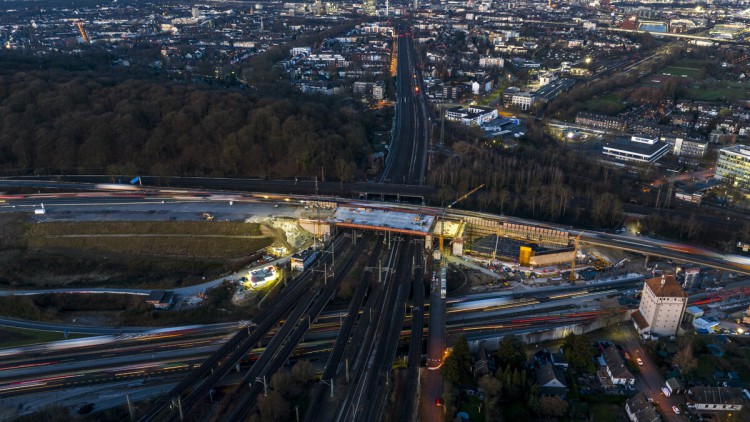 Bauarbeiten am Autobahnkreuz Kaiserberg. Hier kreuzen sich die Bundesautobahn A40, die Bundesautobahn A3 und die Zugstrecke zwischen Duisburg und Essen.