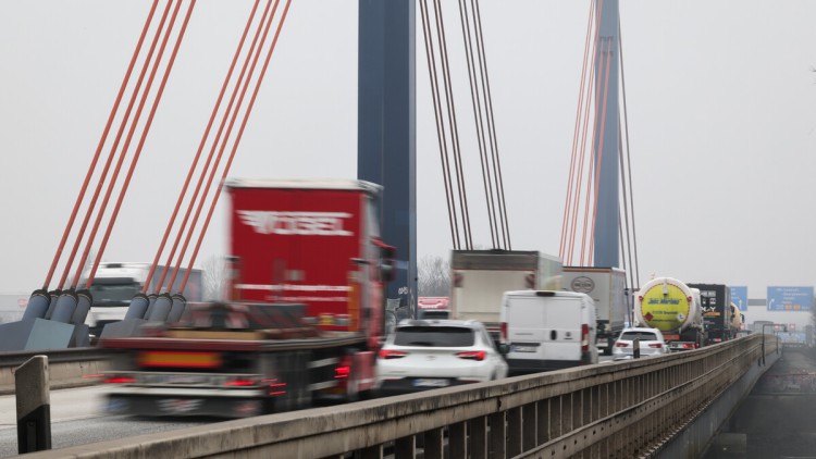 Lkw fahren auf der Norderelbbrücke 