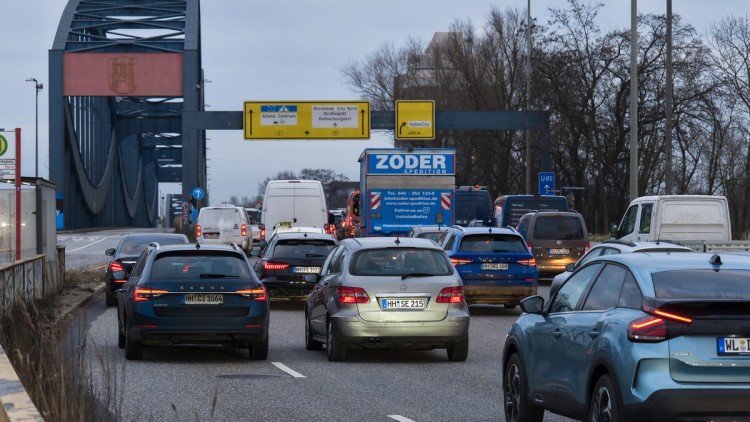 Verkehr auf der Bundesstraße B75 vor dem Elbtunnel