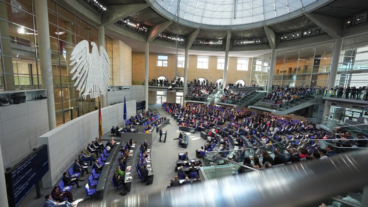 Bundestag genehmigt Finanzpaket