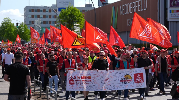 Teilnehmer einer Demonstration protestieren während eines Warnstreiks der Beschäftigten der Kfz-Branche.