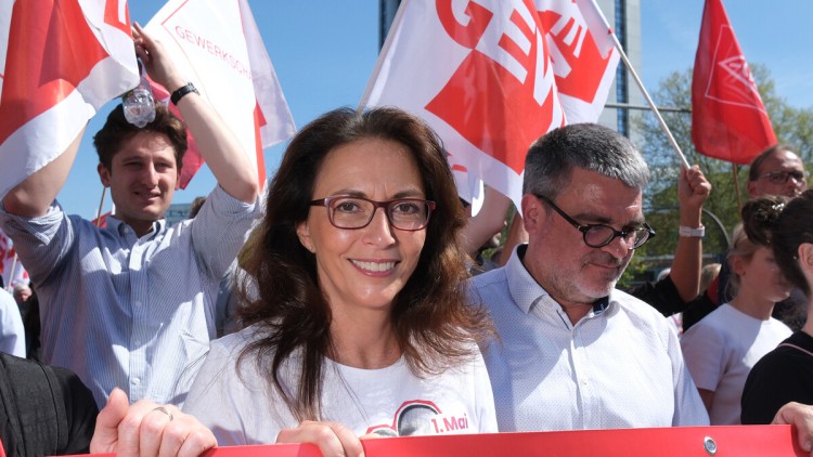 Yasmin Fahimi, Vorsitzende des Deutschen Gewerkschaftsbundes (DGB), bei einer Versammlung zum Tag der Arbeit