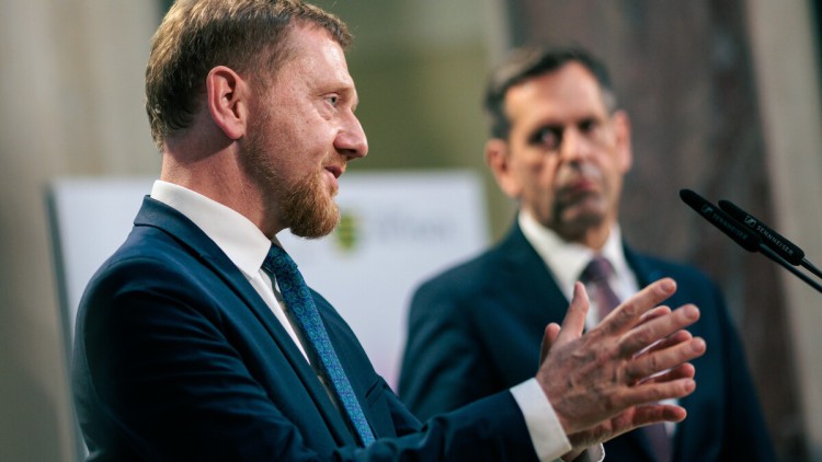Michael Kretschmer (l, CDU), Minsterpräsident von Sachsen, Vorsitzender der Ministerpräsidentenkonferenz, spricht neben Olaf Lies (r, SPD), Ministerpräsident von Niedersachsen, bei der Pressekonferenz