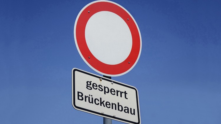 Schild "Durchfahrt verboten" wegen Brückenbau