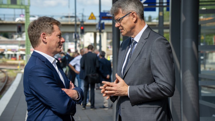 Bundesverkehrsminister Patrick Schnieder (r, CDU) und der Vorstandsvorsitzende der Deutschen Bahn, Richard Lutz, unterhalten sich auf einem Bahngleis beim Pressetermin der Deutschen Bahn (DB) 
