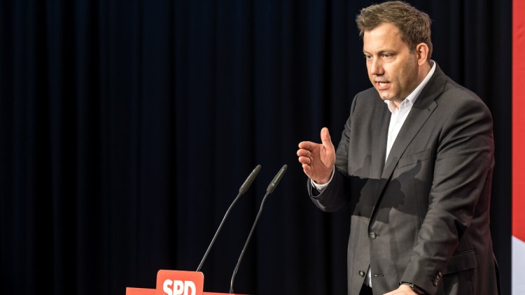 Lars Klingbeil, Bundesminister der Finanzen, Vizekanzler und SPD-Bundesvorsitzender, spricht beim Landesparteitag der SPD Brandenburg in ein Mikrofon