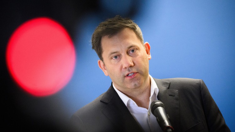 Lars Klingbeil (SPD), Bundesminister der Finanzen, im Anzug vor blauem Hintergrund in Nahaufnahme