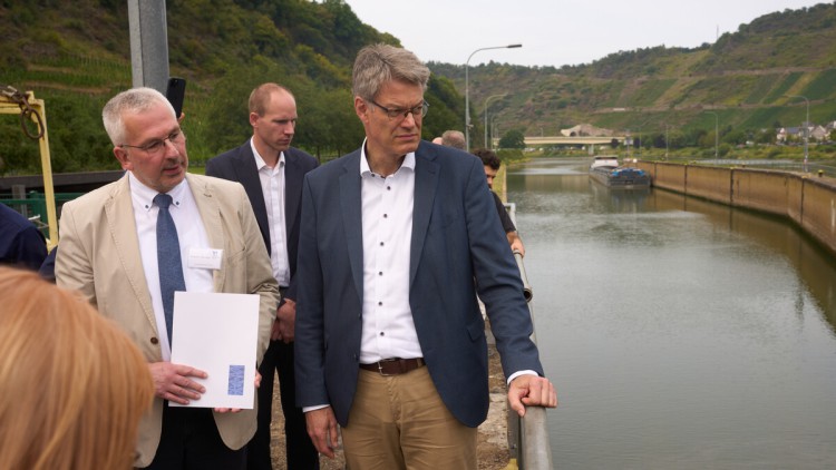 Bundesverkehrsminister Patrick Schnieder (CDU) besucht die Schleuse in St.Aldegund und spricht mit Amtsleiter Stephan Momper