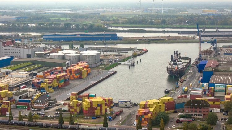 Der Kalihafen im Industriehafen Bremen. Nach rund einem Jahr Bauzeit ist die neue, 230 Meter lange Kaje im Kalihafen fertiggestellt. Sie ersetzt die alte Bestandskaje und schafft moderne Liegeplätze für Schiffe mit einem Tiefgang von bis zu 10,5 Metern.