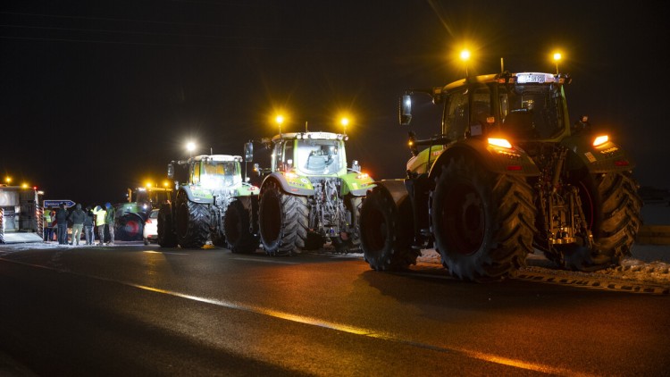 Traktoren stehen an der Auffahrt zur A24 in Gallin