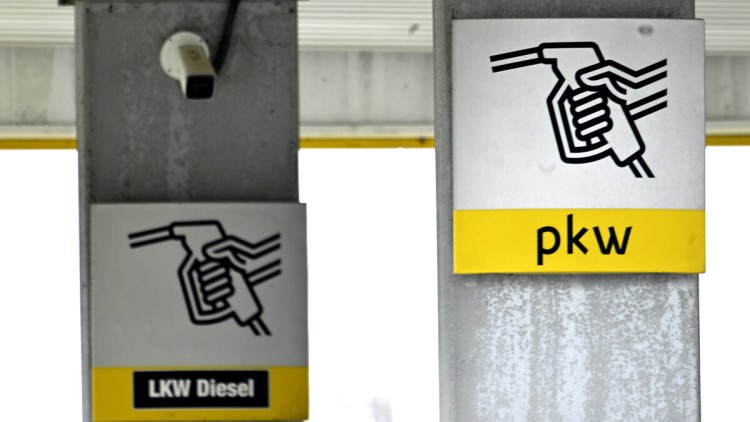 Illustration zu den Themen Benzin/Diesel/Ölpreise/Tanken/Teuerung/Spritpreisbremse