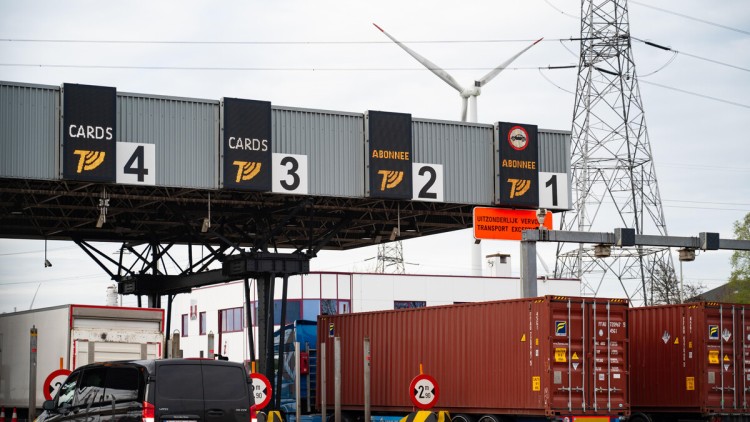 Highway Pass Cash Lane in Antwerpen, Belgien, Autos, die die Mautstation an der Straße passieren und für die Verkehrsinfrastruktur bezahlen