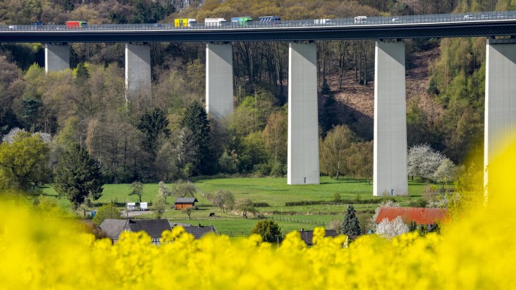 Langer Stau auf der Mintarder Ruhrtalbrücke, Autobahnbrücke der A52 zwischen Essen und Düsseldorf
