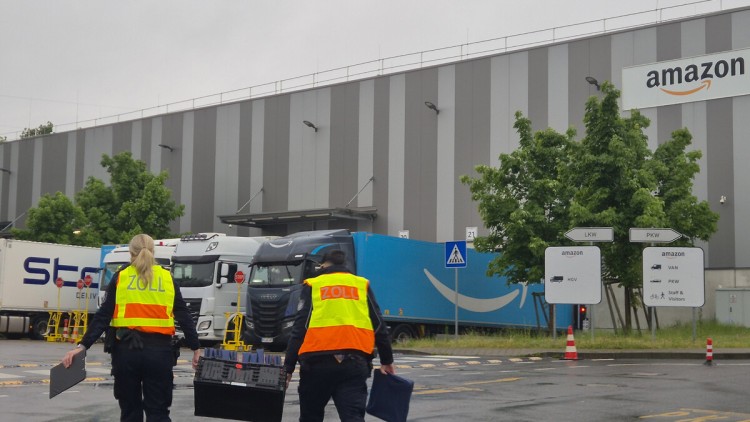 Zollbeamte gehen auf das Gelände eines Logistikunternehmens
