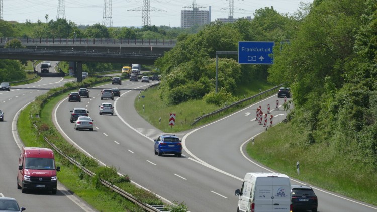 Der Blick auf die Verbindung von der Autobahn 560 auf die Autobahn 3 im Autobahnkreuz Bonn/Siegburg