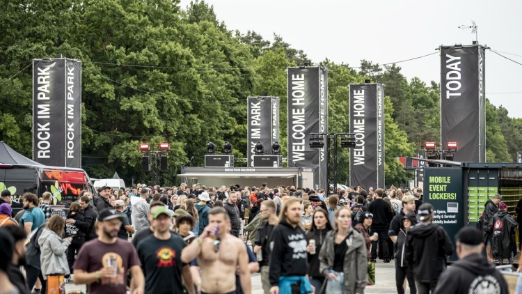 Einlassbereich mit zahlreichen Festivalbesuchern beim Rock im Park Festival auf dem Zeppelinfeld in Nürnberg