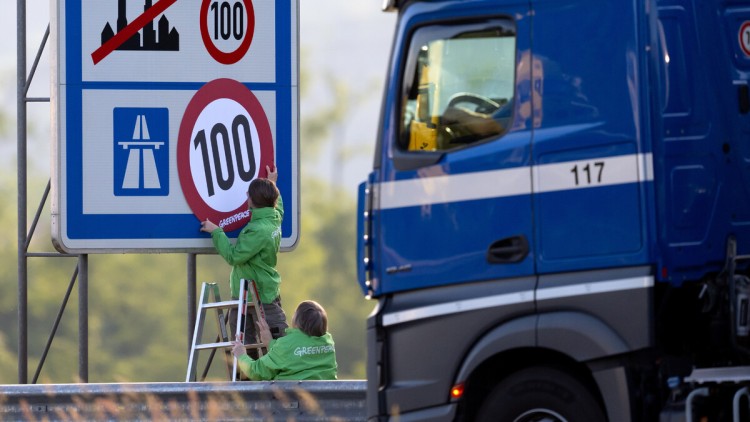 Aktivisten von Greenpeace überkleben an der Autobahn 93 (A93) ein Hinweisschild mit den Tempolimits auf deutschen Straßen die Angabe für Richtgeschwindigkeit 130 auf Autobahnen mit einem „Tempolimit“