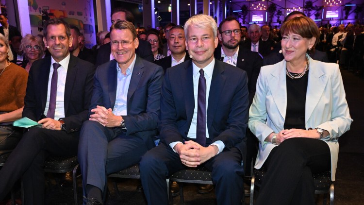 Steffen Bilger (2.v.r, CDU), Bundesverkehrsminister, Hildegard Müller, Präsidentin Verband der Automobilindustrie VDA, Alexander Vlaskamp, Vorstandsvorsitzender MAN Truck & Bus SE, und Olaf Lies (SPD), Ministerpräsident Niedersachsen, sitzen bei der Eröff