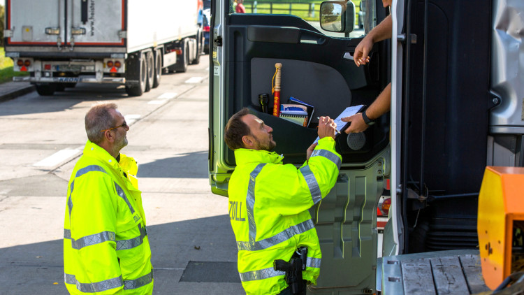 Zoll prüft Fahrer von Transport- und Logistikunternehmen