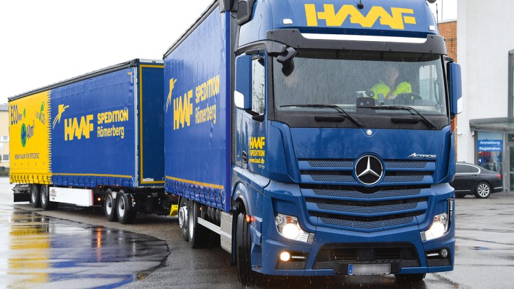 Ein Lang-Lkw der Spedition Haaf steht in Haßloch (Rheinland-Pfalz) auf einem Firmengelände.