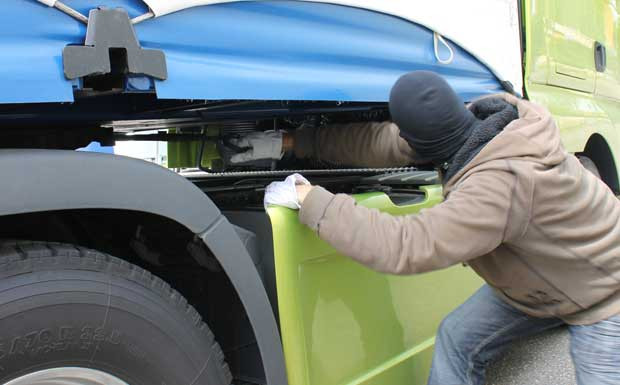 Polizei in NRW stellt gestohlene Zugmaschine und Diebesgut sicher