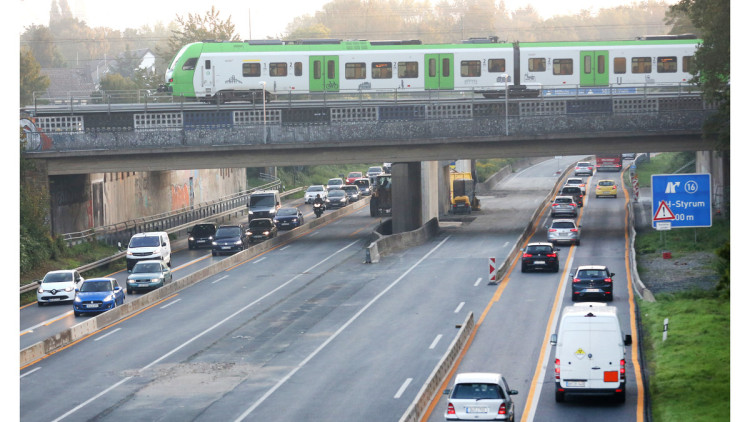 A 40, Eisenbahnbrücke, Mühlheim, NRW