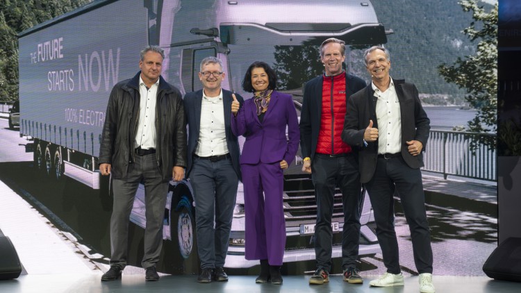 (v.l.n.r): Dr. Alexander Keßel (Head of Logistics & Digitalization MAN Truck & Bus), Prof. Dr. Helmut Schönenberger (Founder & CEO UnternehmerTUM), Dr. Sandra Bogdanovic (Technische Universität München, Beauftragte des Präsidenten für Philanthropie und En