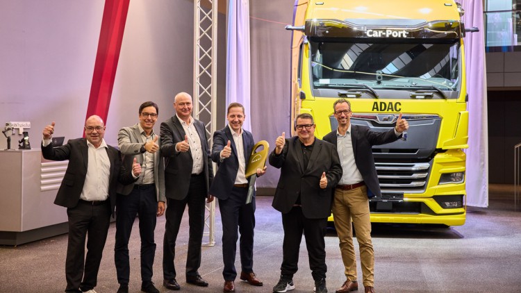 Gruppenfoto: ADAC erweitert Flotte mit MAN