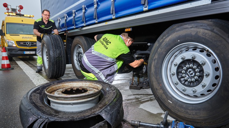 ADAC Truckservice Reifenpanne