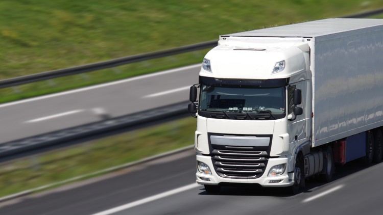Lkw fährt auf Autobahn