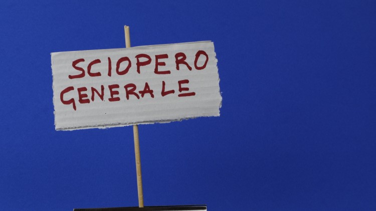 Italienisch für Generalstreik: "sciopero generale" auf einem Schild vor blauem Himmel