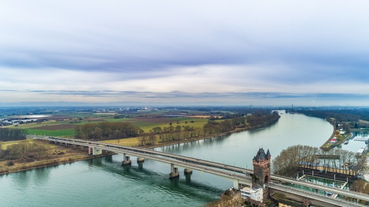Luftbild Rheinbrücke Nibelungenbrücke mit Nibelungenturm vor Worms 