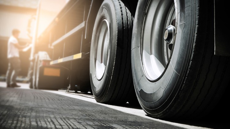Detailansicht von Lkw Reifen