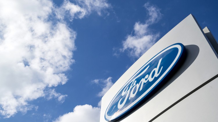 Ford Schild von untem vor blau-weißem Himmel fotografiert