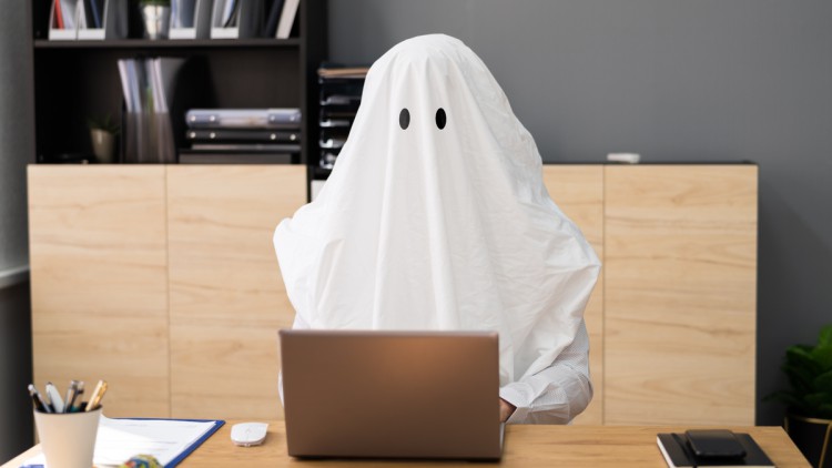 Ein Geist vor dem Laptop