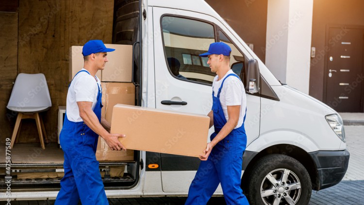 Zwei Männer liefern ein Paket